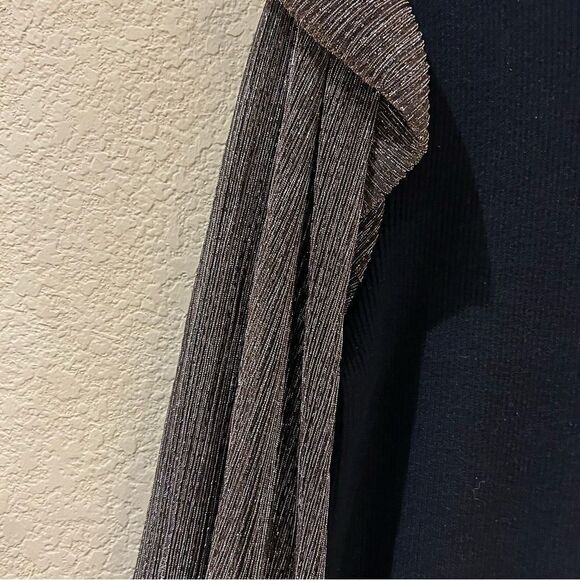 Entro size Medium black top with bronze/silver colored sleeves‎ - Picture 6 of 6